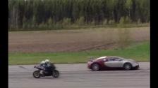 Exterior: Bugatti Veyron 16:4 vs BMW S1000RR playing, Veyron is not going 100%.